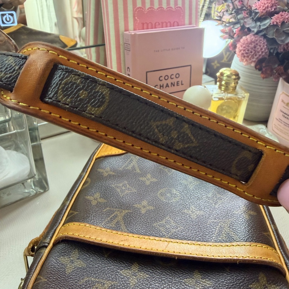 Louis Vuitton Danube crossbody Monogram Messenger Bag - Brown/Tan Leather Trim - Picture 9 of 16